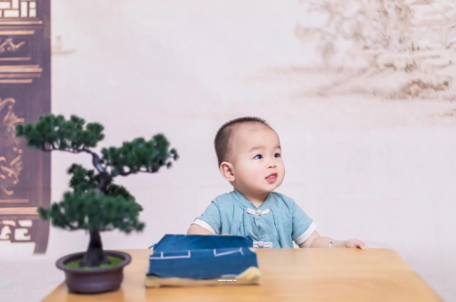 涟源怀孕肚子中间凹两边凸